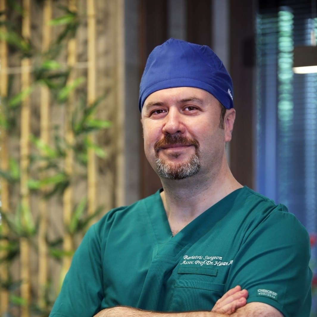 Doç. Dr. Hasan Abuoğlu cerrahi forması ile — 25+ yıl bariatrik cerrahi deneyimi